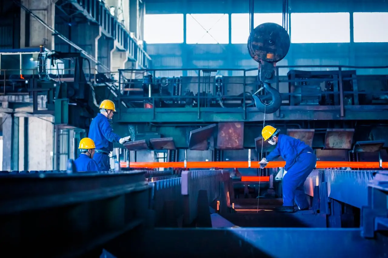 Como começar carreira na área da Indústria: O guia de entrada no setor produtivo Como começar carreira na área da Indústria: O guia de entrada no setor produtivo