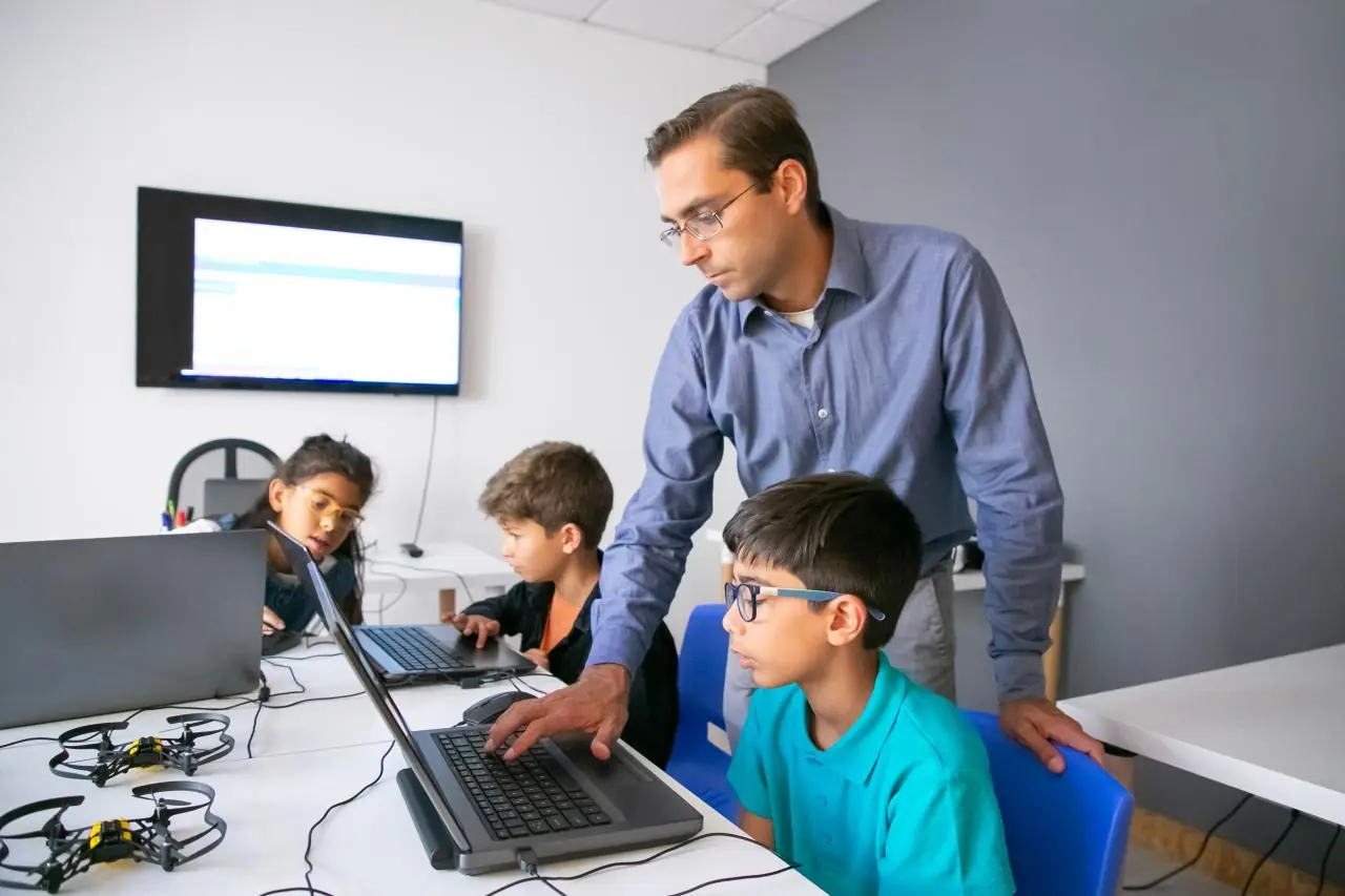 Muito além da lousa: Como os profissionais da educação estão se reinventando com a tecnologia Muito além da lousa: Como os profissionais da educação estão se reinventando com a tecnologia